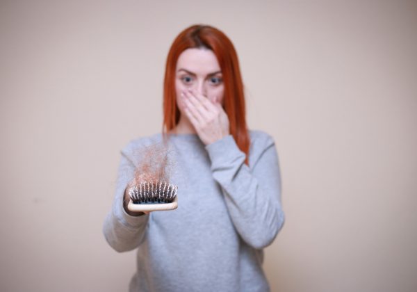 אחת ולתמיד: מדוע נשים חוות נשירת שיער?